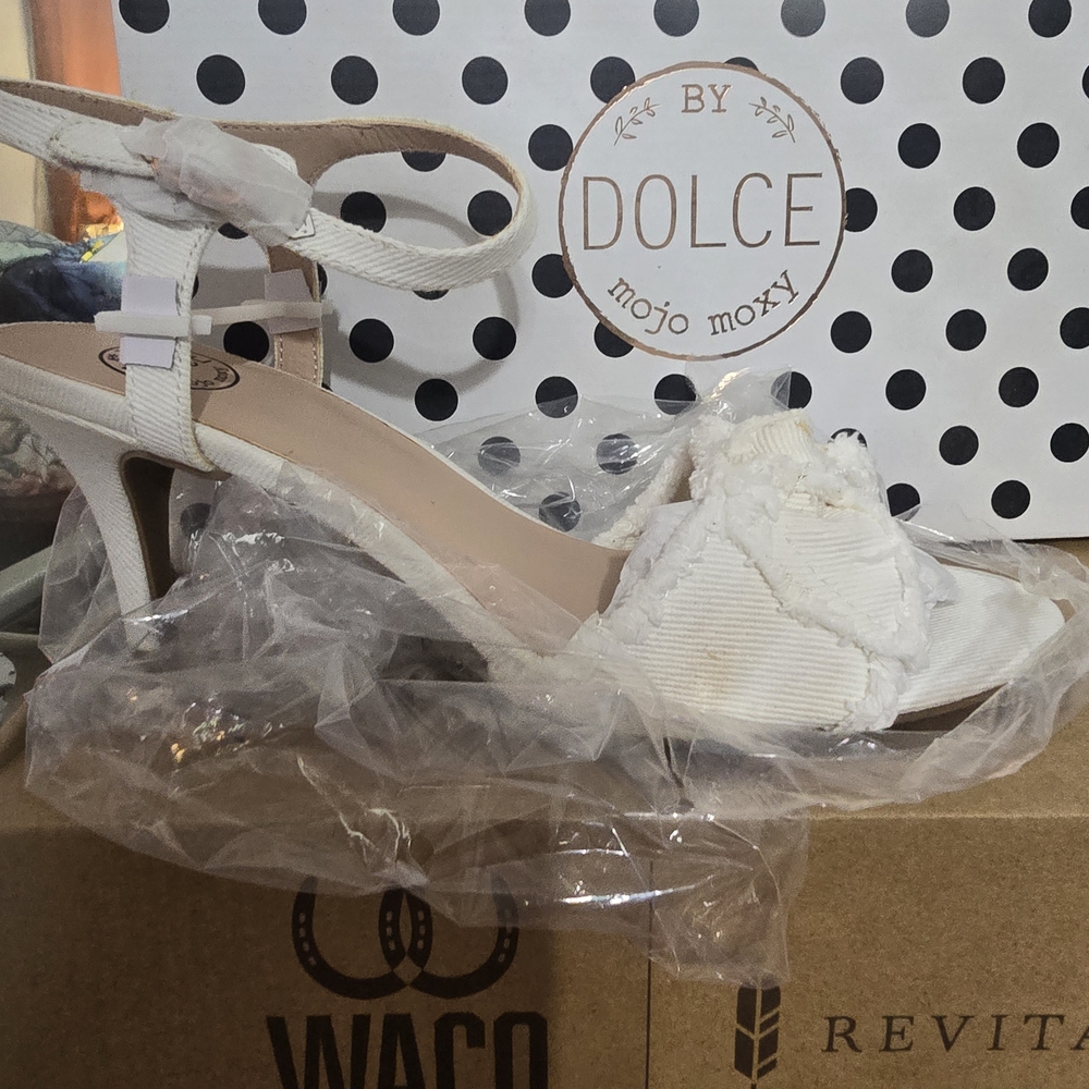 Mojo Moxy Cream Women's Heels